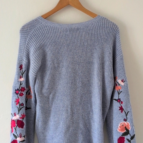 American Eagle Boho Baggy Floral Embroidered Light Blue V-Neck Sweater Small - Picture 9 of 11